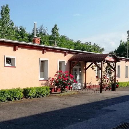 COLLINGO Belvárosi Szállás Kazincbarcika Exterior foto