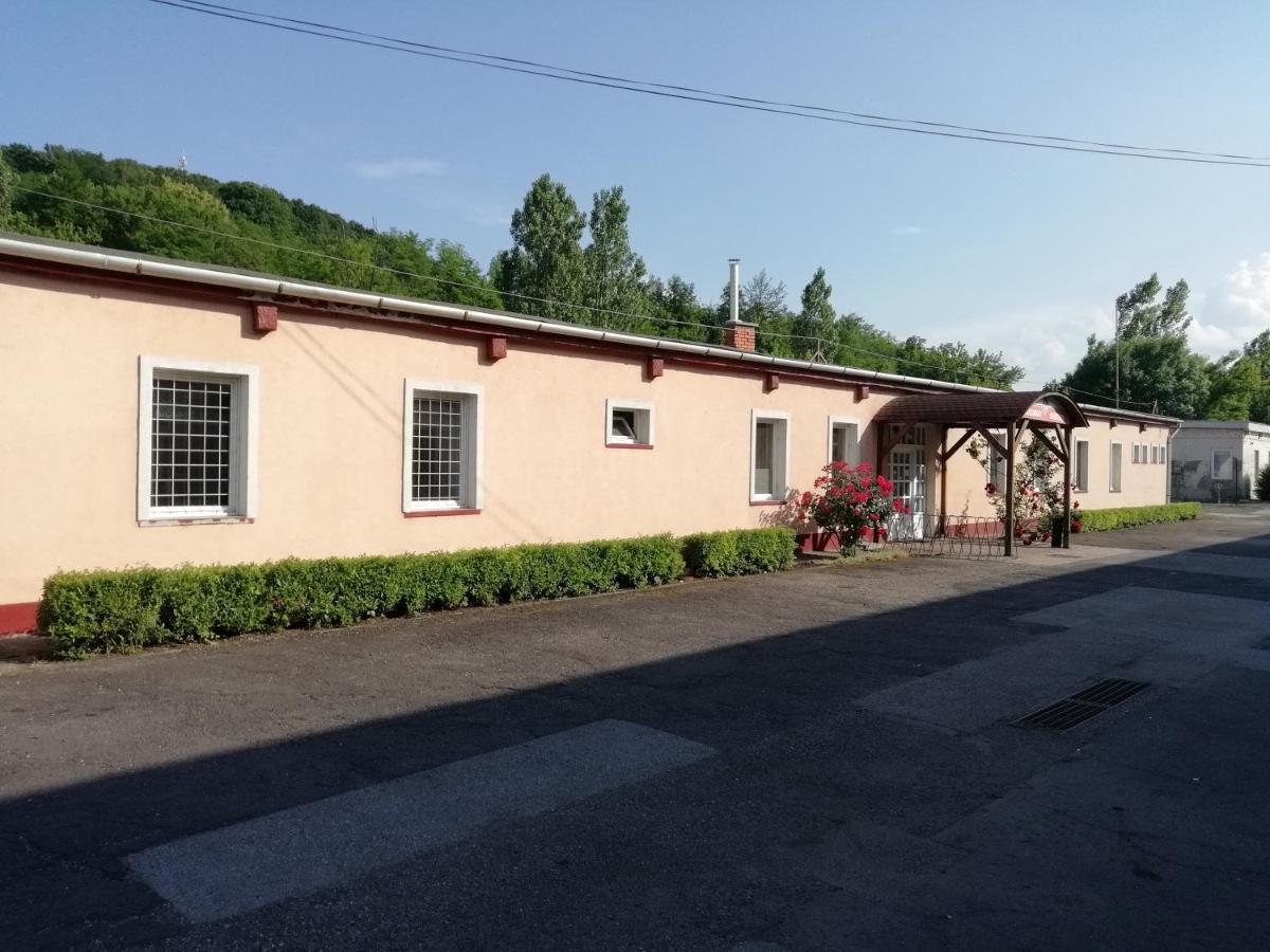 COLLINGO Belvárosi Szállás Kazincbarcika Exterior foto