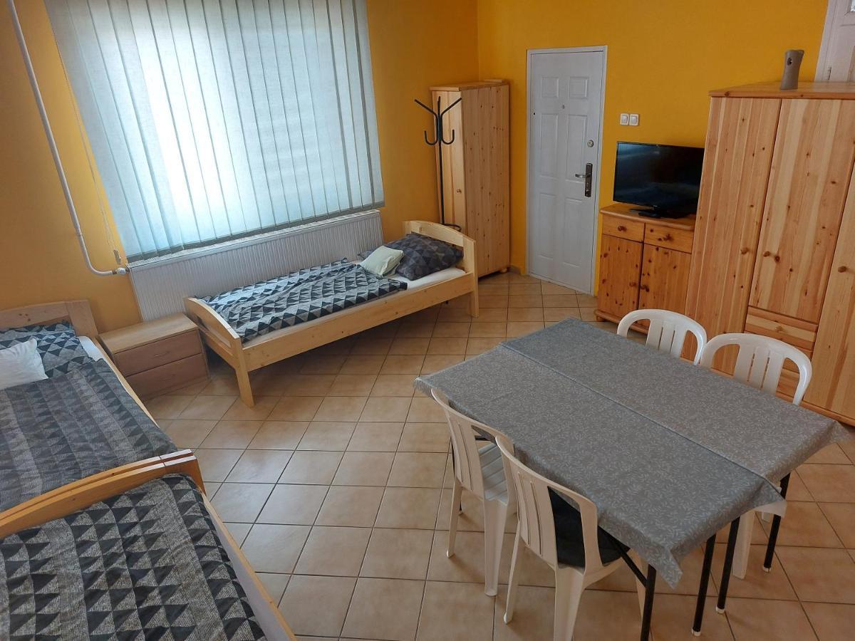 COLLINGO Belvárosi Szállás Kazincbarcika Exterior foto